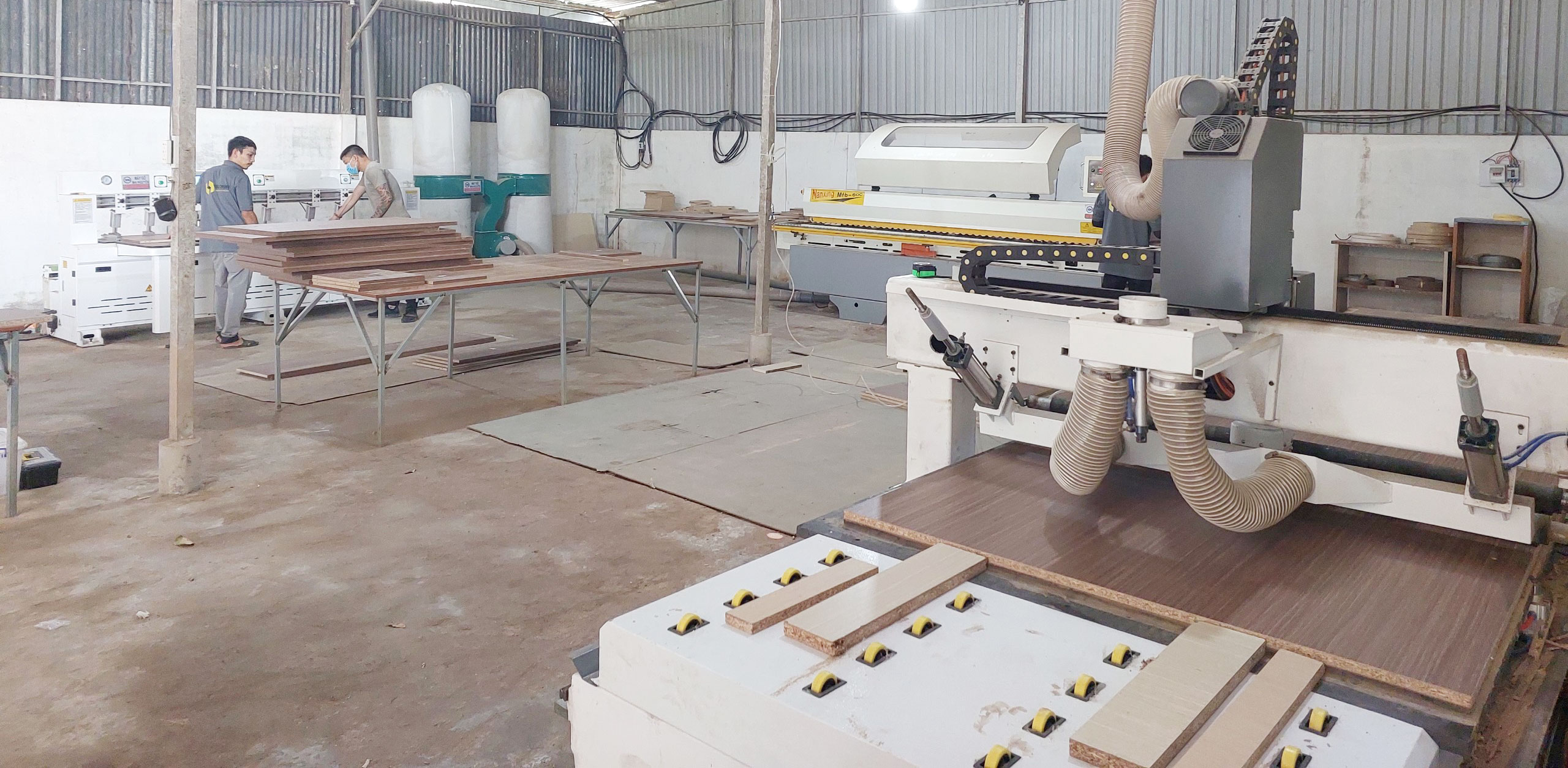 Công nghệ hiện đại CNC, dây chuyền tự động hóa, đội ngũ nhân viên có kiến thức chuyên sâu